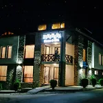Einstein House & 3*