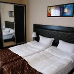 Einstein House & 3* Marchevo
